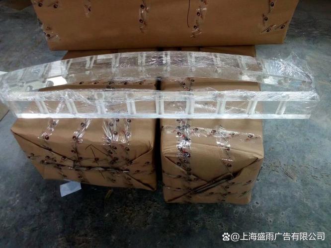 玻璃浮雕廣告牌工廠探秘 光影藝術(shù)與工業(yè)制造的完美融合